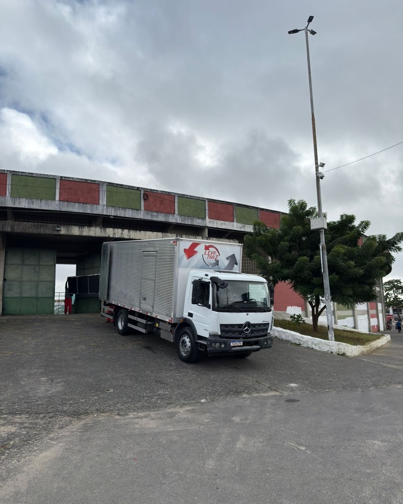 Transporte de cargas, mudanças, fretes em geral, entrega rápida, armazenamento e logística.