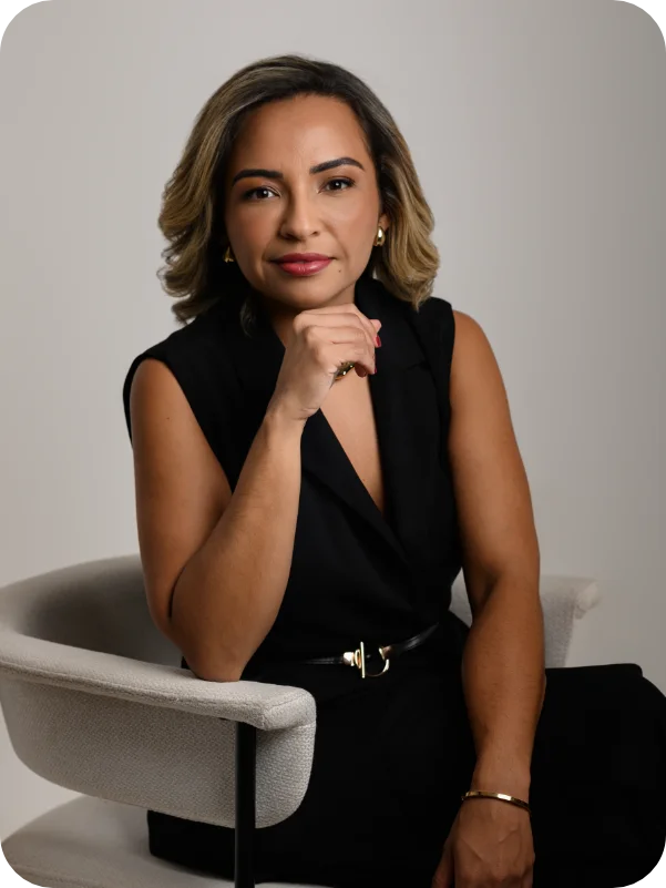 Retrato profissional da Dra. Sonaira Alves, especialista em coloproctologia
