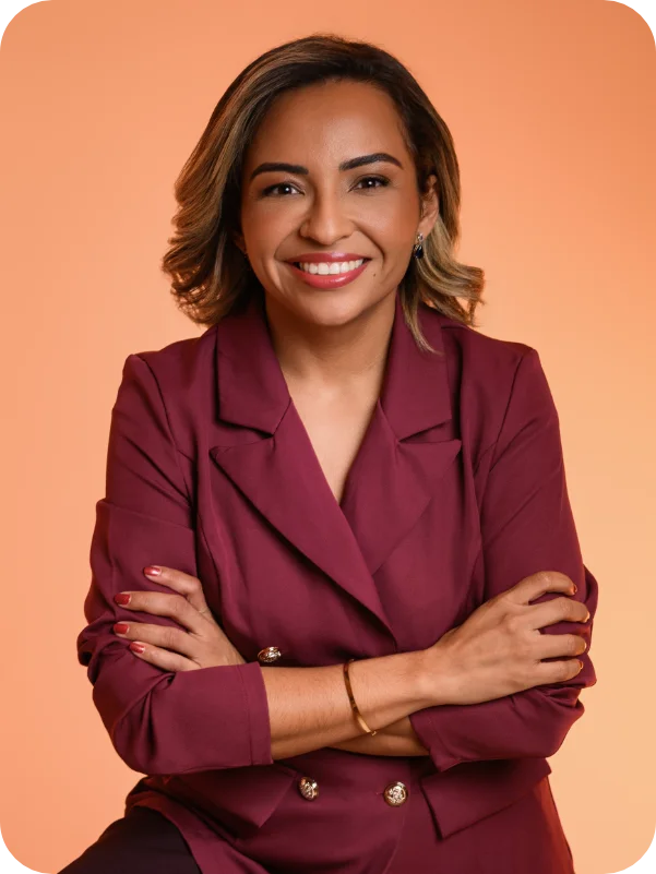 Dra. Sonaira Alves sorrindo em retrato profissional para atendimento em coloproctologia