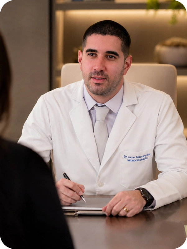 Dr. Lucas Mascarenhas em atendimento medico.