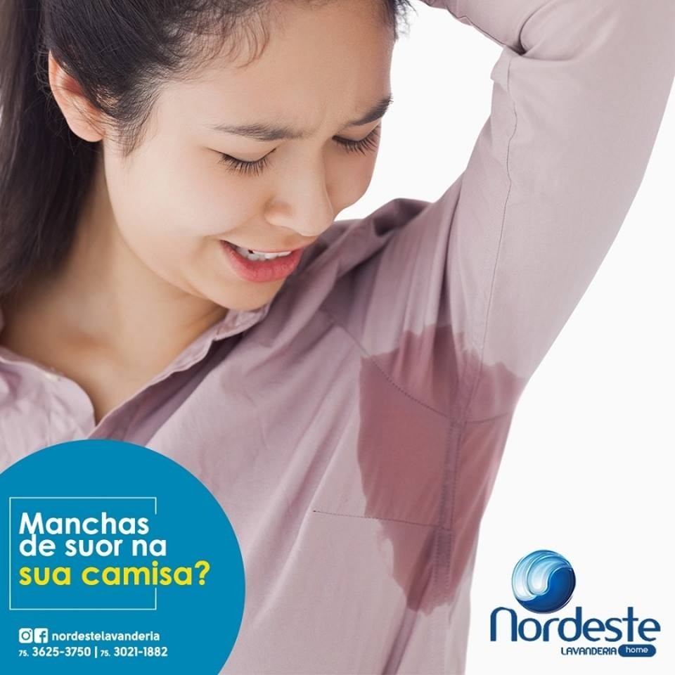 Sua roupa manchada de suor a Nordeste tira.
